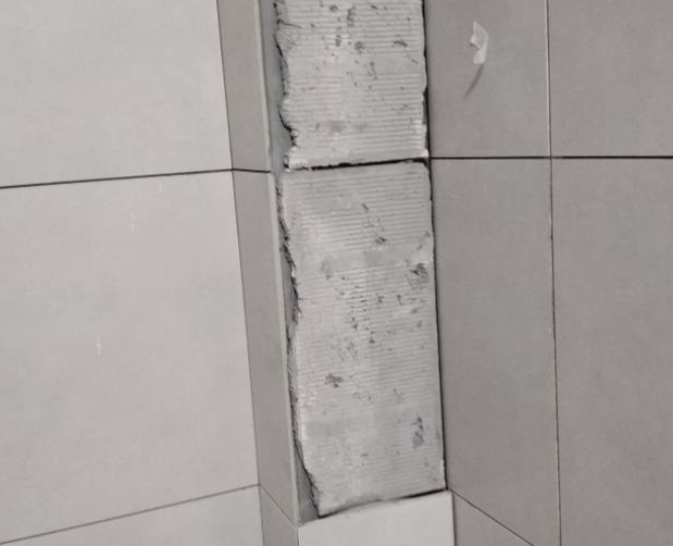 正安瓷砖空鼓维修公司分享下瓷砖施工前基层浇水润湿程度不足，可能导致以下问题